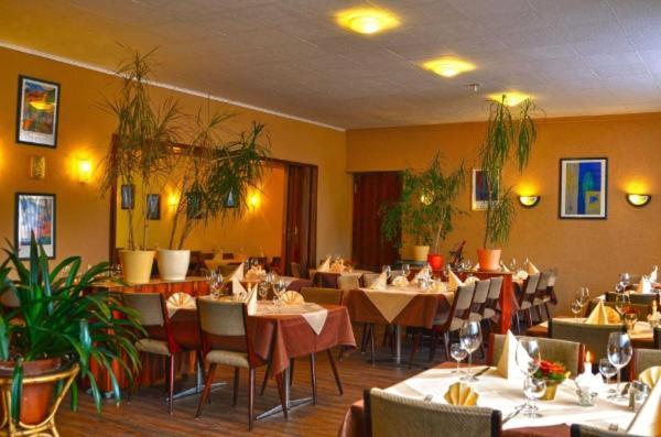Hotel Restaurant Zur Hexe Überherrn Exteriör bild